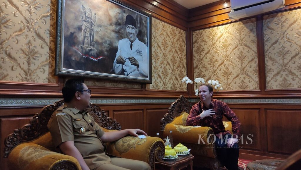 Wakil Duta Besar Inggris untuk Indonesia dan Timor Leste Matt Downing (kanan) berbincang dengan Wakil Wali Kota Denpasar I Kadek Agus Arya Wibawa (kiri) di Kantor Pemerintah Kota Denpasar, Senin (6/2/2023). 