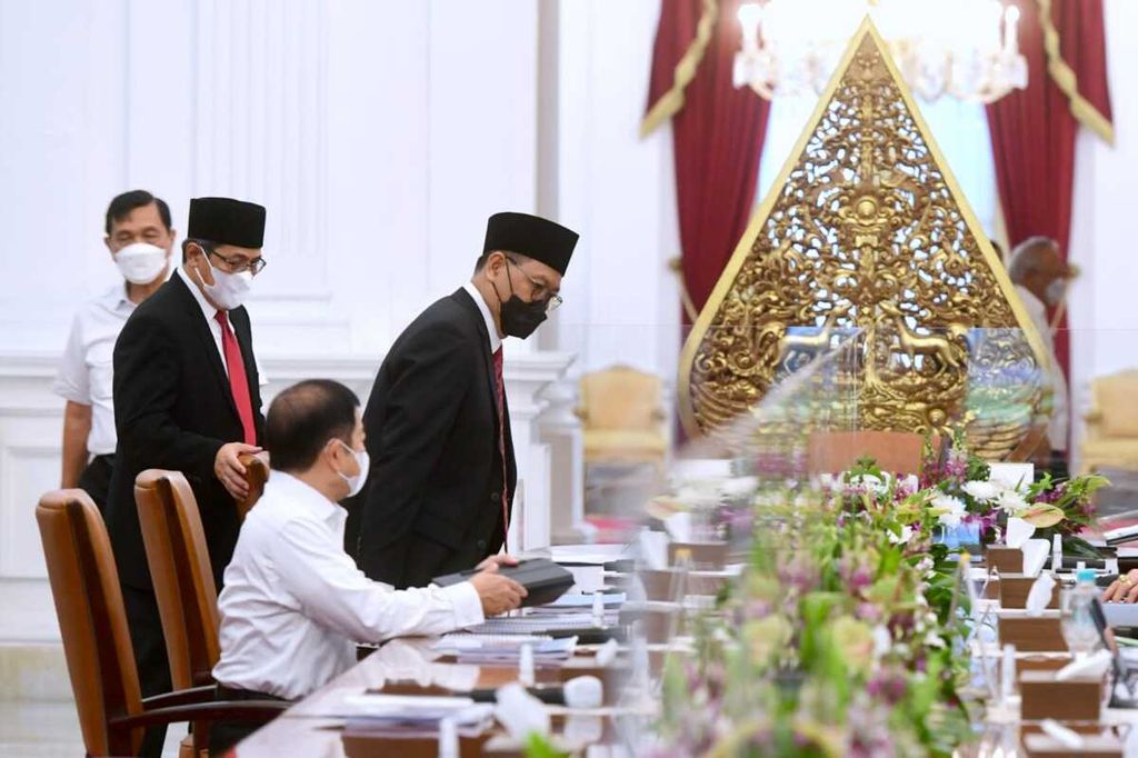 Kepala Otorita IKN Bambang Susantono (kanan, berdiri) dan Wakil Kepala Otorita IKN Dhony Rahajoe hadir dalam rapat terbatas terkait masalah pertanahan IKN, Kamis (10/3/2022), di Istana Merdeka, Jakarta. 