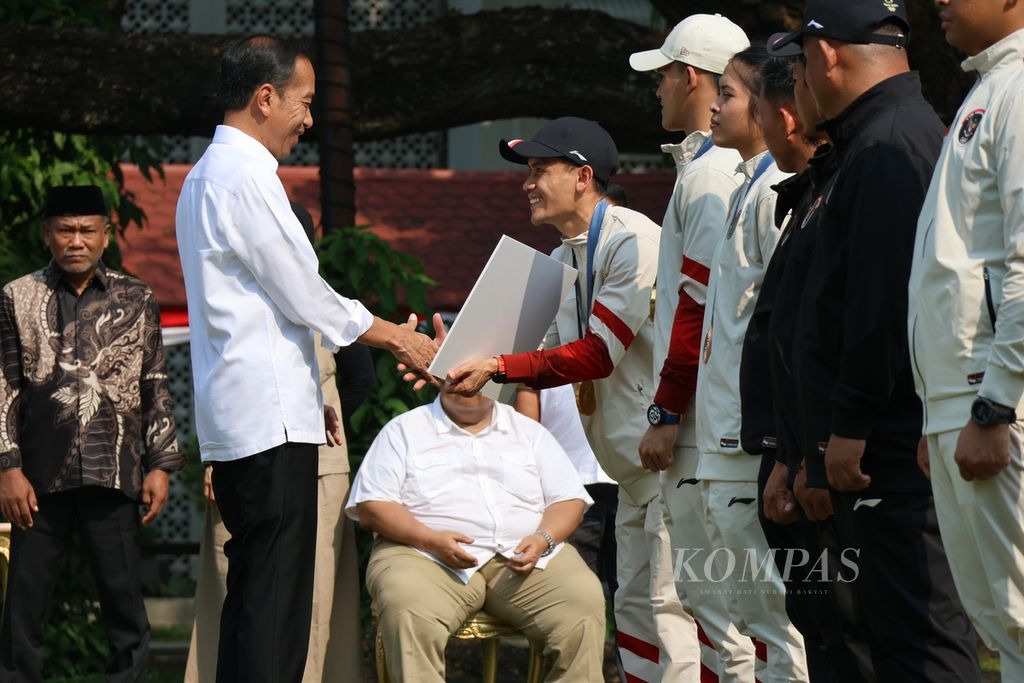 Presiden Joko Widodo menerima para atlet yang baru kembali ke Tanah Air seusai berlaga di Olimpiade Paris 2024 di halaman tengah Istana Merdeka dan Istana Negara, Jakarta, Kamis (15/8/2024). Presiden menyerahkan bonus secara simbolis kepada atlet panjat tebing nomor <i>speed</i> putra Veddriq Leonardo.