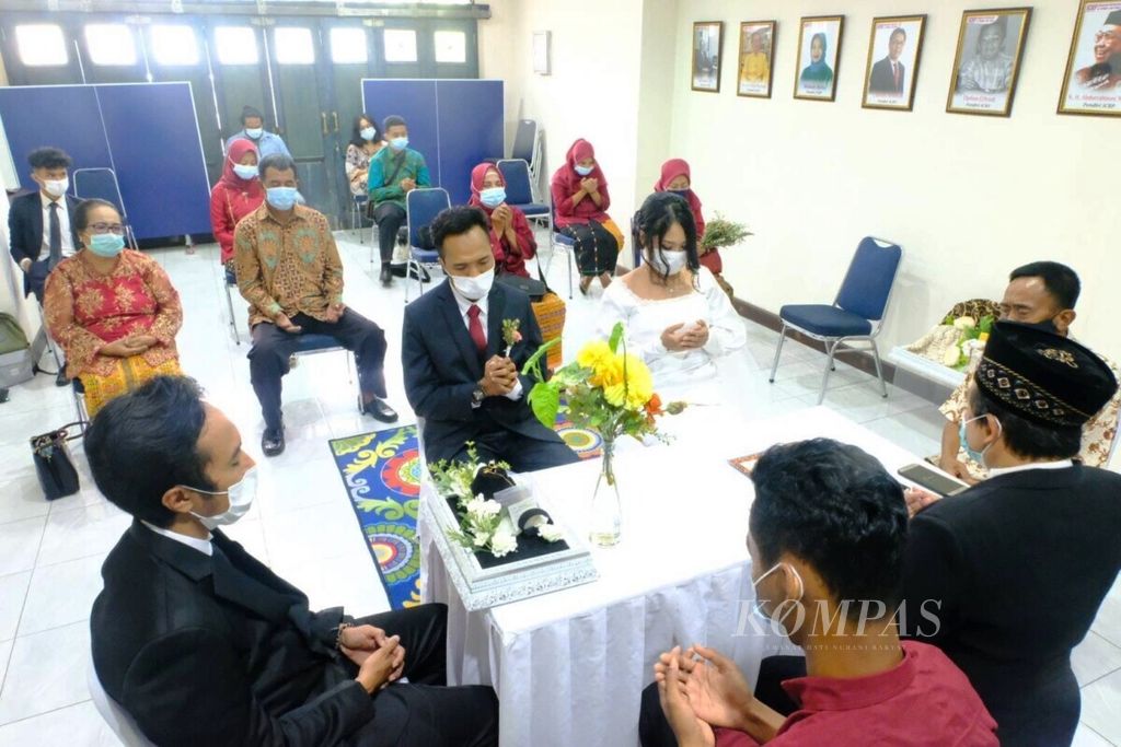 Audax dan Resty yang menikah beda agama di gedung ICRP, Cempaka Putih, Jakarta Pusat, Jumat (4/12/2020). Ahmad Nurcholis menjadi penghulu pasangan tersebut.