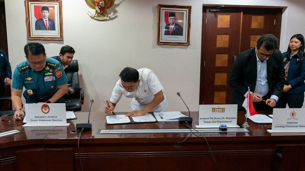 Kepala Staf Kepresidenan Moeldoko (tengah) bersama Gubernur Lembaga Ketahanan Nasional Andi Widjajanto (kanan) dan Sekretaris Jenderal Dewan Ketahanan Nasional Laksamana Madya Dadi Hartanto (kiri) menandatangani nota kesepahaman terkait penanganan isu strategis di Gedung Bina Graha Jakarta, Selasa (23/5/2023).