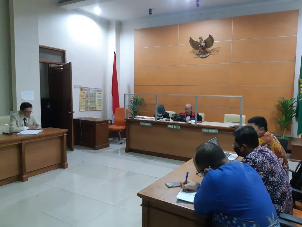 Suasana saat hakim tunggal pada Pengadilan Negeri (PN) Jakarta Selatan, Nazar Effriandi, memutus permohonan pra-peradilan tersangka kasus dugaan korupsi pengadaan helikopter AW-101, Jhon Irfan Kenway, di PN Jakarta Selatan, Selasa (22/3/2022).