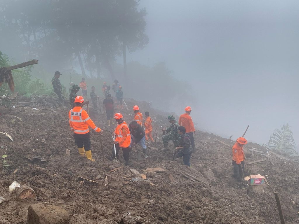 Regu penolong mencari korban tertimbun longsor di Tana Toraja, Sulawesi Selatan, Senin (15/4/2024). Longsor yang terjadi pada Sabtu (13/4/2024) ini menewaskan 18 orang. 
