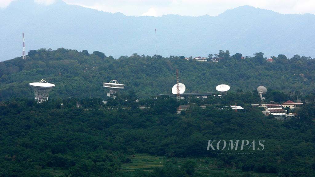 Pemandangan fasilitas Stasiun Bumi Indosat Jatiluhur, Purwakarta, Jawa Barat, Jumat (20/8/2010). Stasiun ini berfungsi sebagai pusat pengendali dan pengawas alur pergerakan satelit. Indosat terakhir meluncurkan satelit Palapa-D dari Xichang, China, dengan kapasitas 40 transponder.