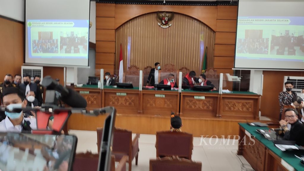 Terdakwa sidang kasus pembunuhan berencana terhadap Brigadir J, Ferdy Sambo, tiba di ruang sidang di Pengadilan Negeri Jakarta Selatan, Senin (17/10/2022).