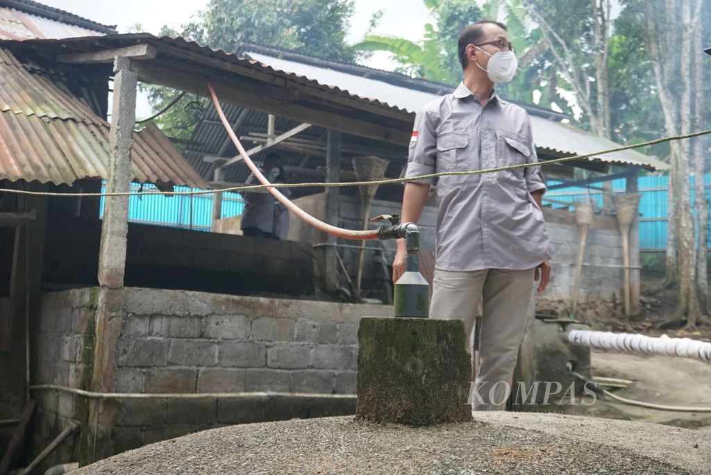 Seorang peneliti dari Badan Riset dan Inovasi Nasional (BRIN) mengunjungi instalasi reaktor biogas di peternakan babi milik Jantje Sumelang di Desa Tumaluntung, Minahasa Utara, Sulawesi Utara, Senin (4/7/2022). Sejak 2017, Jantje telah memanfaatkan kotoran babi menjadi sumber biogas.