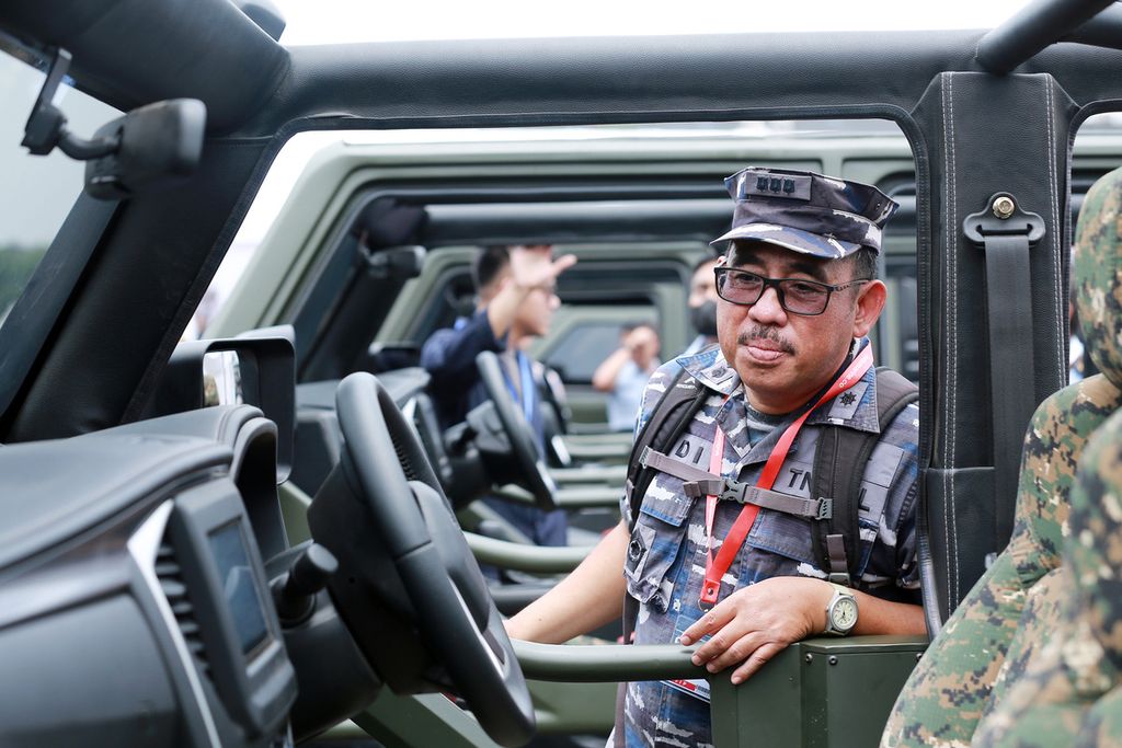 Anggota TNI melihat interior mobil buatan PT Pindad di ajang Indo Defence 2022, di JIExpo, Kemayoran, Jakarta, Kamis (3/11/2022). 