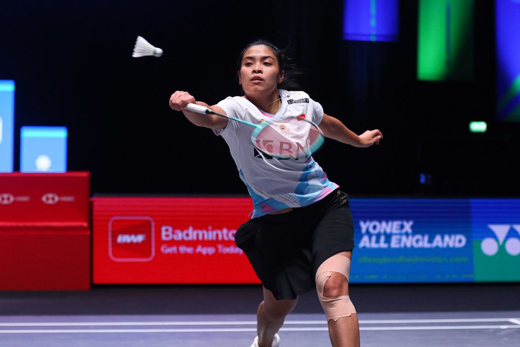 Indonesian badminton player Gregoria Mariska Tunjung's solo action against Japan's Akane Yamaguchi during the quarterfinals of the All England tournament at Arena Birmingham, England on Friday (15/3/2024). Gregoria lost with a score of 10-21, 22-20, 18-21.