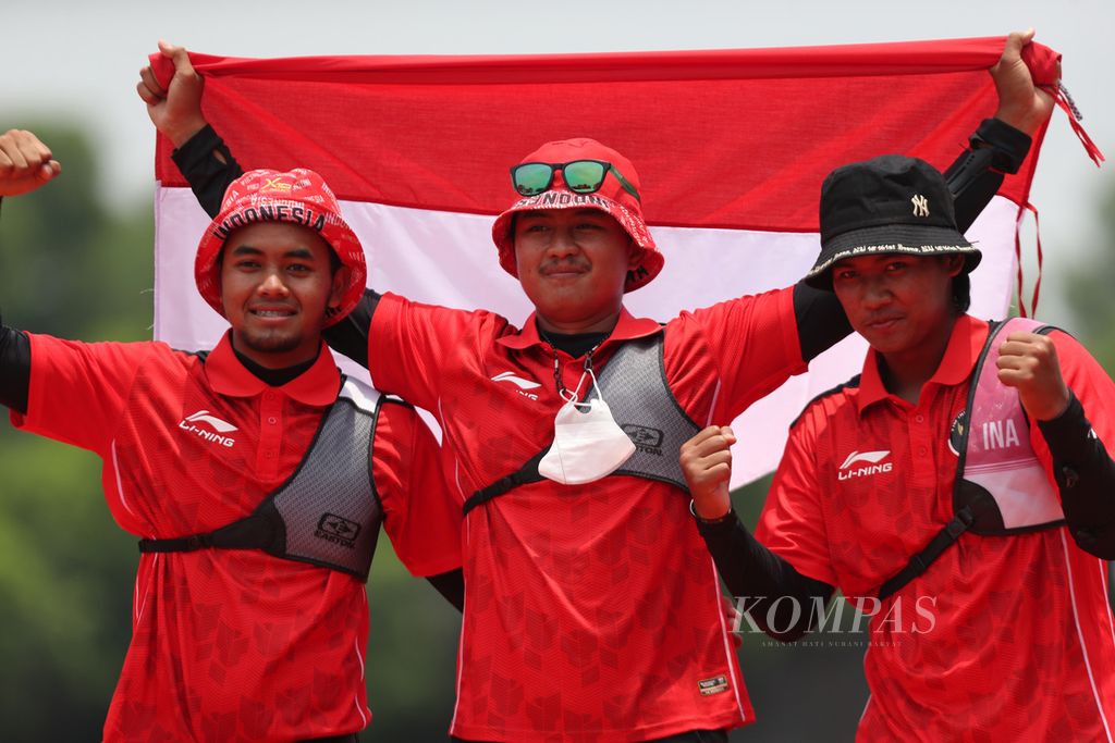 Indonesian men's archery team athletes Alfianto Bagas Prasetyadi, Riau Ega Agatha Salsabilla, and Arif Dwi Pangestu (from left to right) when winning the final match of the recurved team in archery at the SEA Games Vietnam 2021 at the National Training Sport Center, Hanoi, Vietnam, Wednesday ( 18/5/2022).