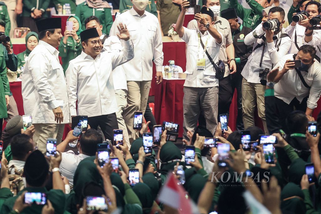 Ketua Umum Partai Gerindra Prabowo Subianto (kiri) dan Ketua Umum Partai Kebangkitan Bangsa (PKB) Muhaimin Iskandar mendeklarasikan koalisi antara Partai Gerindra dengan PKB dalam pemilu 2024 di Sentul, Bogor, Jawa Barat, Sabtu (13/8/2022). Dalam deklarasi itu, ditandatangani piagam kerja sama antara Partai Gerindra dan PKB dalam Pilpres 2024. Dalam rapat pimpinan nasional Partai Gerindra, Prabowo Subianto menyatakan maju menjadi calon presiden setelah mendengar permintaan 34 dewan pimpinan daerah yang bulat meminta Prabowo maju sebagai capres. Sementara itu, sesuai mandat muktamar PKB di Bali pada 2019, para kader juga sepakat untuk mengusung Muhaimin Iskandar sebagai capres.