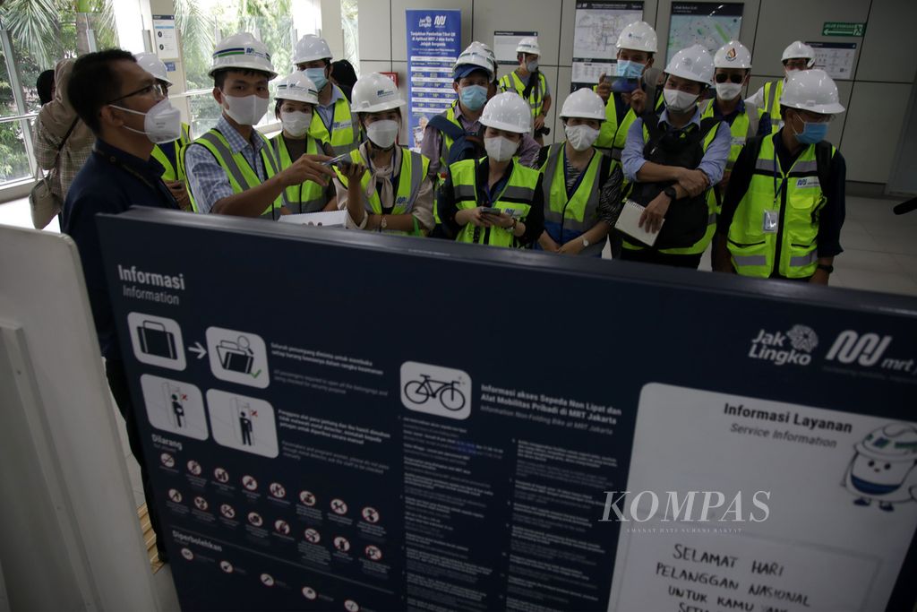 Tim dari Ho Chi Minh City Urban Railways No 1 Company Limited (HURC 1) dari Vietnam melihat proses pelayanan penumpang MRT di Stasiun MRT Lebak Bulus, Jakarta Selatan, Jumat (21/10/2022). 