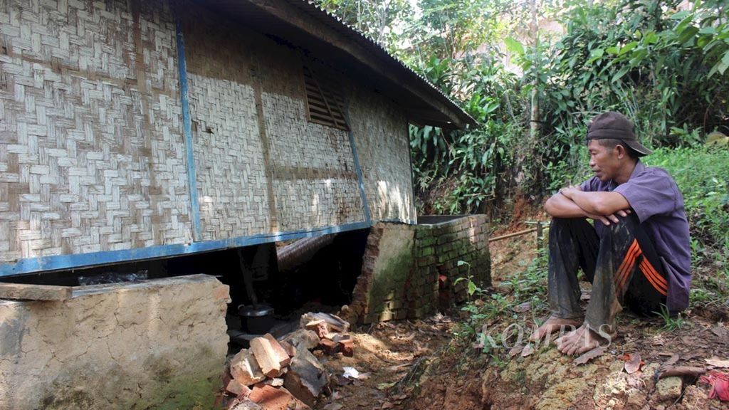 Asep Saefullah (40), warga Kampung Sinarpusaka, Desa Waringinsari, Kabupaten Cianjur, Jawa Barat, menatap rumahnya yang rusak akibat gerakan tanah, Rabu (4/10). Sejumlah warga yang rumahnya rusak akibat bencana tersebut berharap segera direlokasi ke tempat yang lebih aman.
