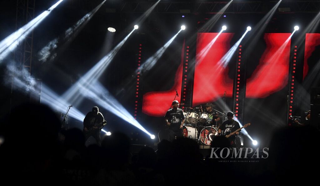 Penampilan Seringai yang digawangi Arian 13 (vokal), Ricky Siahaan (gitar), Sammy Bramantyo (bas), dan Edy Khemod (drum) pada hari pertama Joyland Festival 2022  di Stadion Softball Gelora Bung Karno, Jakarta, Jumat (4/11/2022). 