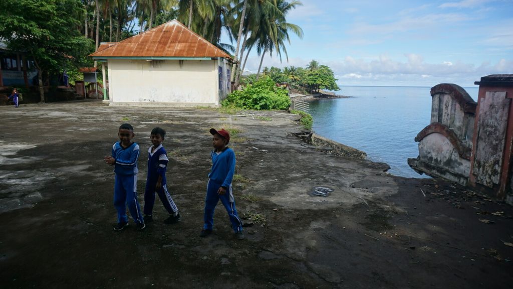 Siswa di SD Negeri 26 Halmahera Selatan bermain di lingkungan sekolah yang rusak terkena abrasi dari dampak perubahan iklim, Jumat (4/6/2021).