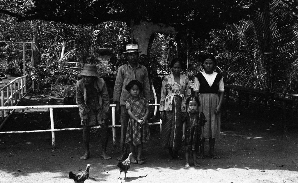 Sejumlah 800 petani penggarap bekas perkebunan Sinagar Cirohani Nagrak, Sukabumi resah karena tanah garapan mereka akan diambil oleh sebuah perusahaan swasta dari Jakarta untuk dijadikan objek "hutan wisata". Foto diambil pada tahun 1985.