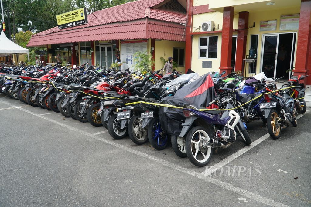 Ratusan sepeda motor dengan knalpot bising atau knalpot <i>brong </i>ditahan di kantor Polres Kota Padang, Sumatera Barat, Sabtu (31/12/2022). Penggunaan knalpot bising marak di Kota Padang dan mengganggu ketertiban umum.
