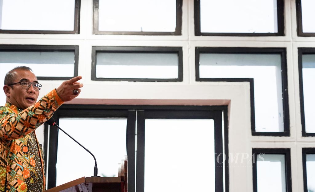 Ketua KPU Hasyim Asyari saat konferensi pers terkait Pembentukan Badan Ad Hoc Penyelenggara Pemilu Tahun 2024 untuk Panitia Pemilihan Kecamatan (PPK) dan Panitia Pemungutan Suara (PPS) di gedung kantor Komisi Pemilihan Umum, Jakarta, Kamis (17/11/2022). 