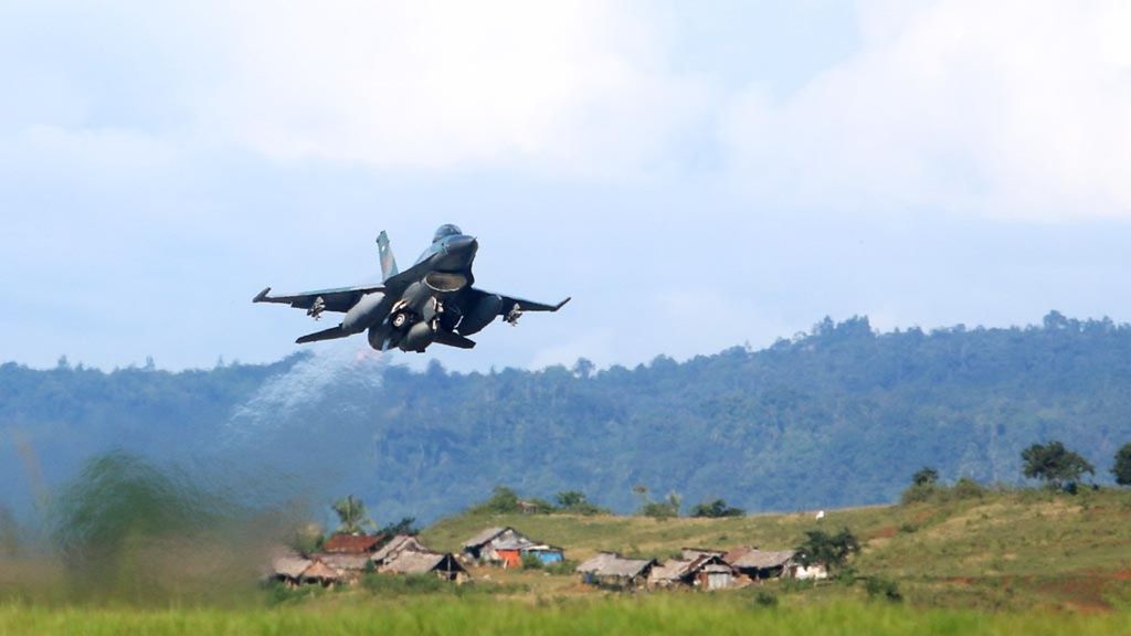 Ilustrasi. Pesawat tempur F-16 TNI Angkatan Udara dari Skuadron Udara 16 lepas landas dari Pangkalan TNI Angkatan Udara (Lanud) Pattimura, Ambon, Maluku, Minggu (13/5/2018). Para penerbang kembali ke pangkalan mereka di Pekanbaru, Riau, seusai mengikuti Latihan Pasukan Pemukul Reaksi Cepat (PPRC) TNI 2018. Enam unit pesawat tempur F-16 yang dipimpin Komandan Skuadron Udara 16 Letkol Pnb Bambang Apriyanto beranggotakan delapan penerbang selama sepekan terakhir berpangkalan di Lanud Pattimura untuk mengikuti Latihan PPRC TNI 2018 yang dipusatkan di Pulau Selaru, Kabupaten Maluku Tenggara Barat, Maluku. 