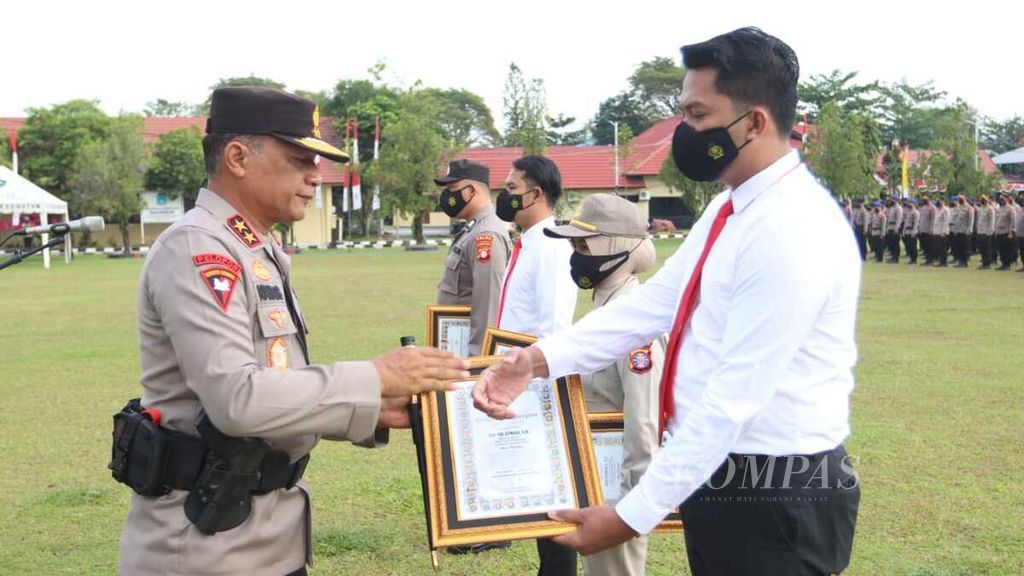 Kepala Polda Kalimantan Tengah Irjen Nanang Avianto memberikan penghargaan kepada 52 personel kepolisian yang dinilai berprestasi di bidangnya, Senin (22/8/2022). Ia juga memecat salah satu anggotanya di Satuan Yanma Polda Kalteng yang terbukti mengonsumsi narkoba.