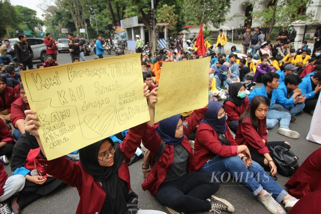 Ratusan mahasiswa yang tergabung dalam Aliansi Gerakan Mahasiswa Jawa Barat Menggugat berunjuk rasa di Jalan Diponegoro, Kota Bandung, Jabar, Kamis (17/10/2019).
