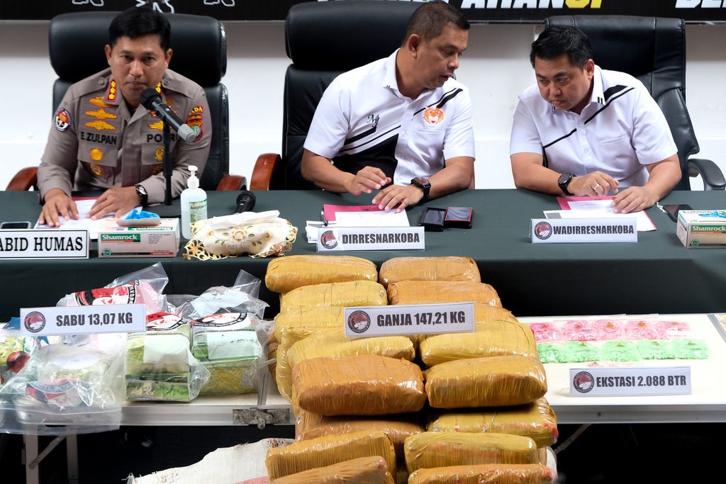 Rilis hasil pengungkapan narkoba di halaman Ditresnarkoba Polda Metro Jaya, Jakarta Selatan, Selasa (13/12/2022). Polda Metro Jaya mengungkap sebanyak 222 kasus dengan jumlah tersangka 7 bandar, 259 pengedar, dan 79 pemakai.