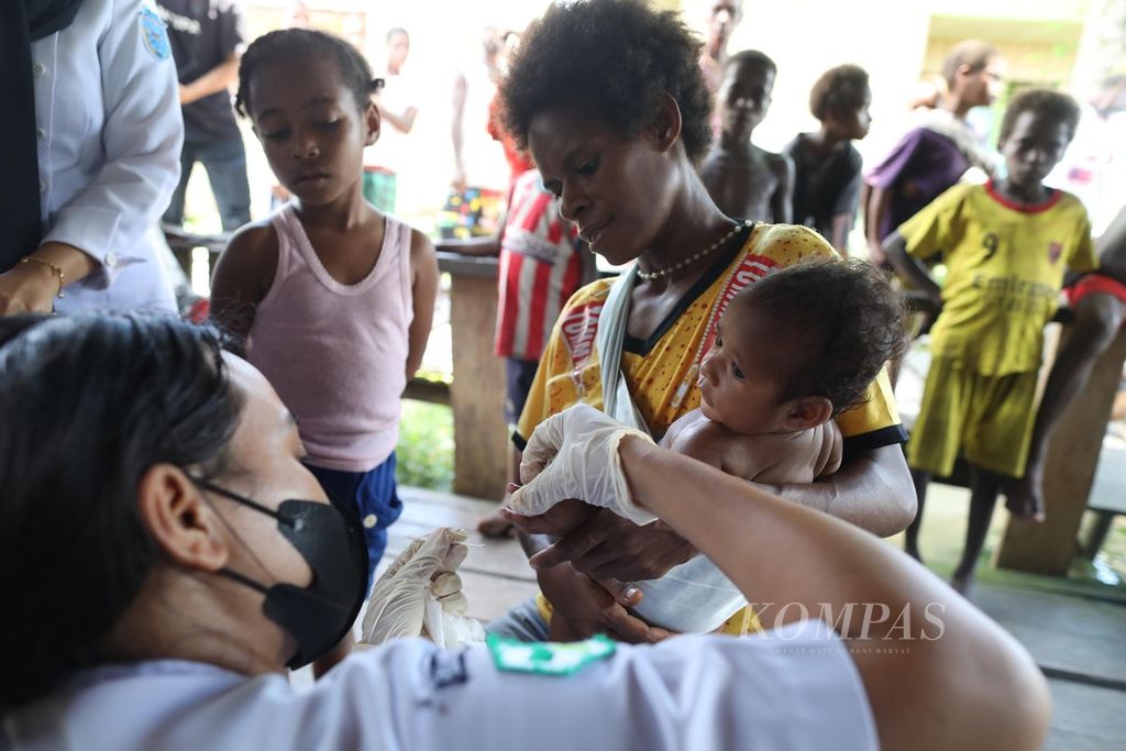 Petugas Puskesmas Distrik Sawaerma, Asmat, Papua, sedang melaksanakan tes malaria terhadap anak-anak di Kampung Er, Rabu (13/10/2021). 