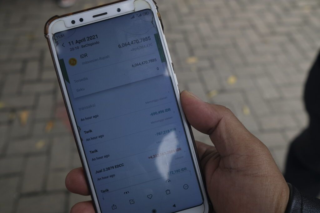 Mantan anggota komunitas pengguna aset digital Edccash, Asep Satria, menunjukkan aset digital yang tersangkut di pasar fisik aset kripto Bechipindo, Sabtu (13/11/2021), di Sindangbarang, Kecamatan Bogor Barat, Kota Bogor.