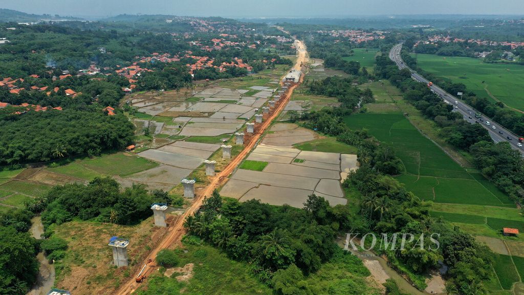 Pilar Kereta Cepat Jakarta-Bandung (KCJB) di Desa Bunder, Jatiluhur, Kabupaten Purwakarta, Jawa Barat, Kamis (27/1/2022). Terdapat lebih dari 2.900 pilar di proyek KCJB yang dikonstruksikan oleh Wijaya Karya.