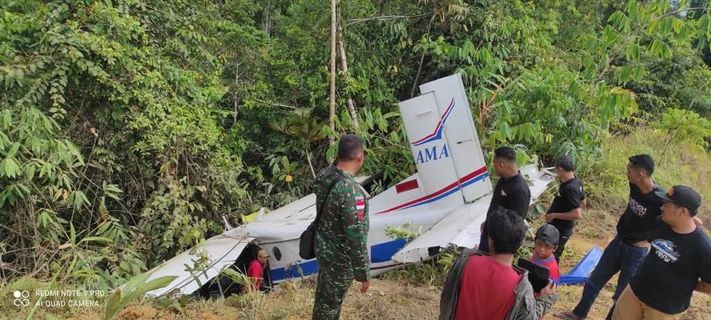 Pesawat milik maskapai AMA bernomor registrasi PK-RQC mendarat darurat di Kampung Molof, Distrik Senggi, Kabupaten Keerom, Papua, Selasa (28/6/2022).