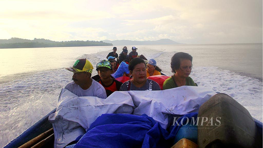 Warga Pulau Nusalaut menggunakan perahu motor dari Nusalaut menuju Pulau Saparua di Kabupaten Maluku Tengah  sejauh 12 mil laut (22,2 kilometer), Sabtu (8/4). Sarana transportasi itu tidak dilengkapi  baju pelampung dan alat keselamatan lain.