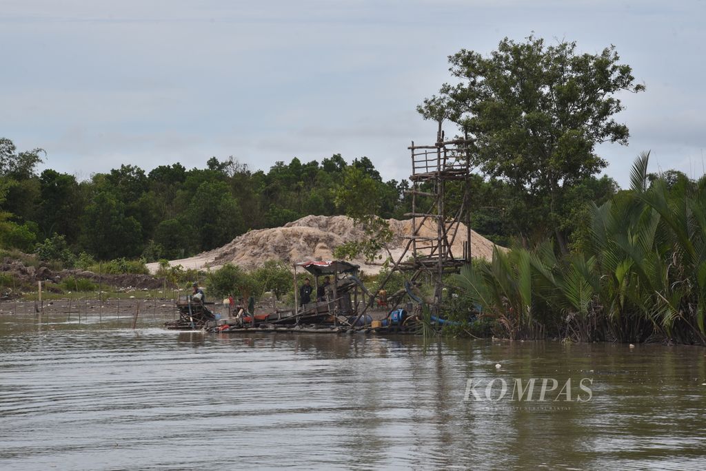 Penambangan timah ilegal tetap berlangsung di sekitar perkampungan nelayan di Pangkal Arang, Kecamatan Pangkal Balam, Kota Pangkal Pinang, Provinsi Bangka-Belitung, Rabu (24/4/2024). 