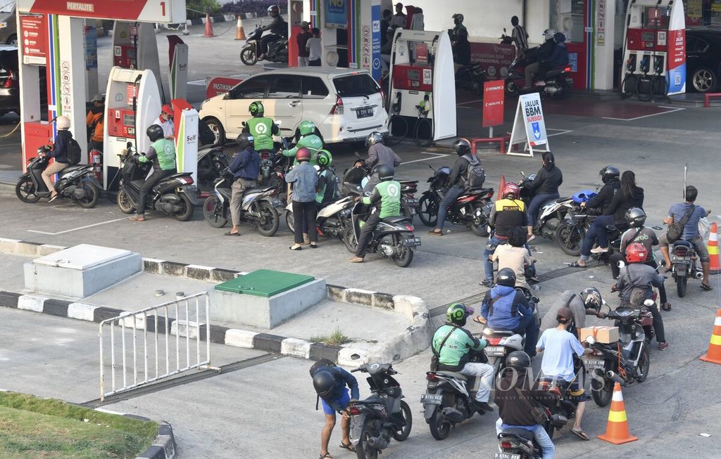 Pengendara sepeda motor mengantre bahan bakar di sebuah SPBU Pertamina di Jakarta Barat, Senin (5/9/2022).