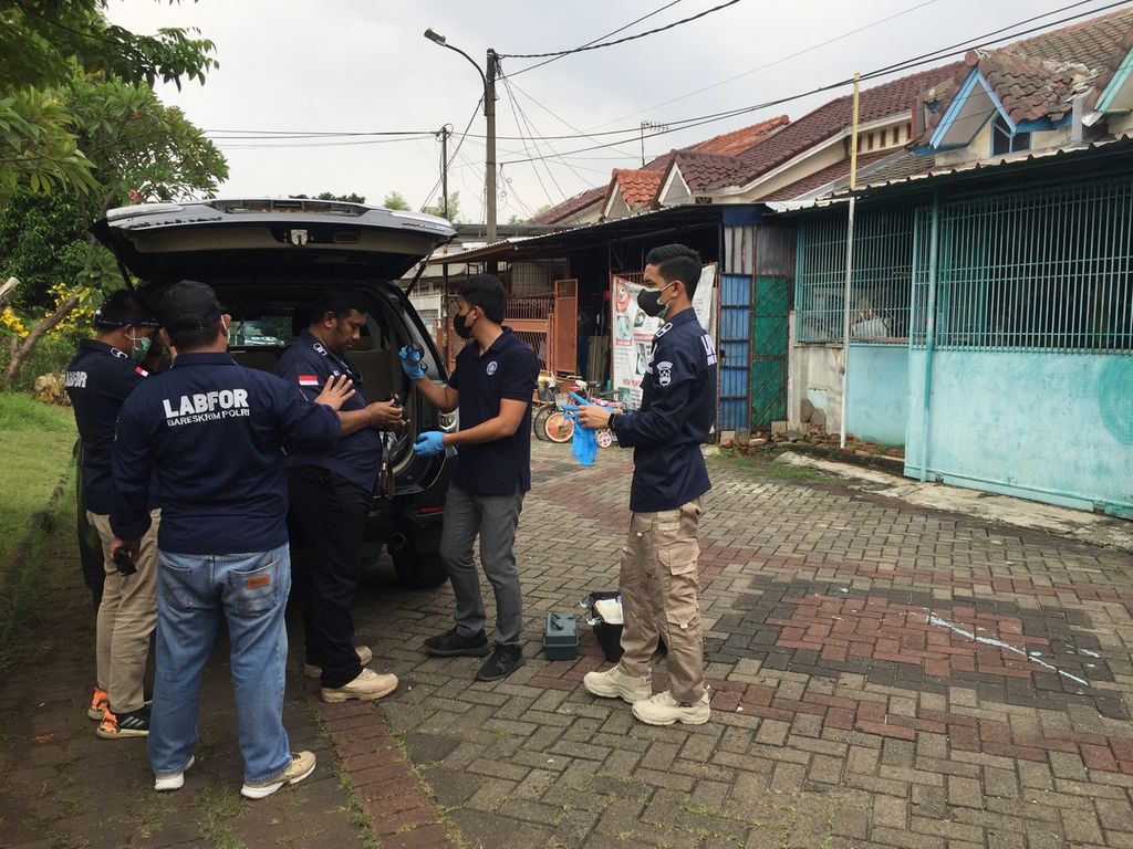 Tim Laboratorium Forensik Polda Metro Jaya menyiapkan peralatan untuk melakukan olah tempat kejadian perkara pada kasus kematian misterius satu keluarga di kompleks Citra Garden 1, Kalideres, Jakarta Barat, Minggu (13/11/2022).