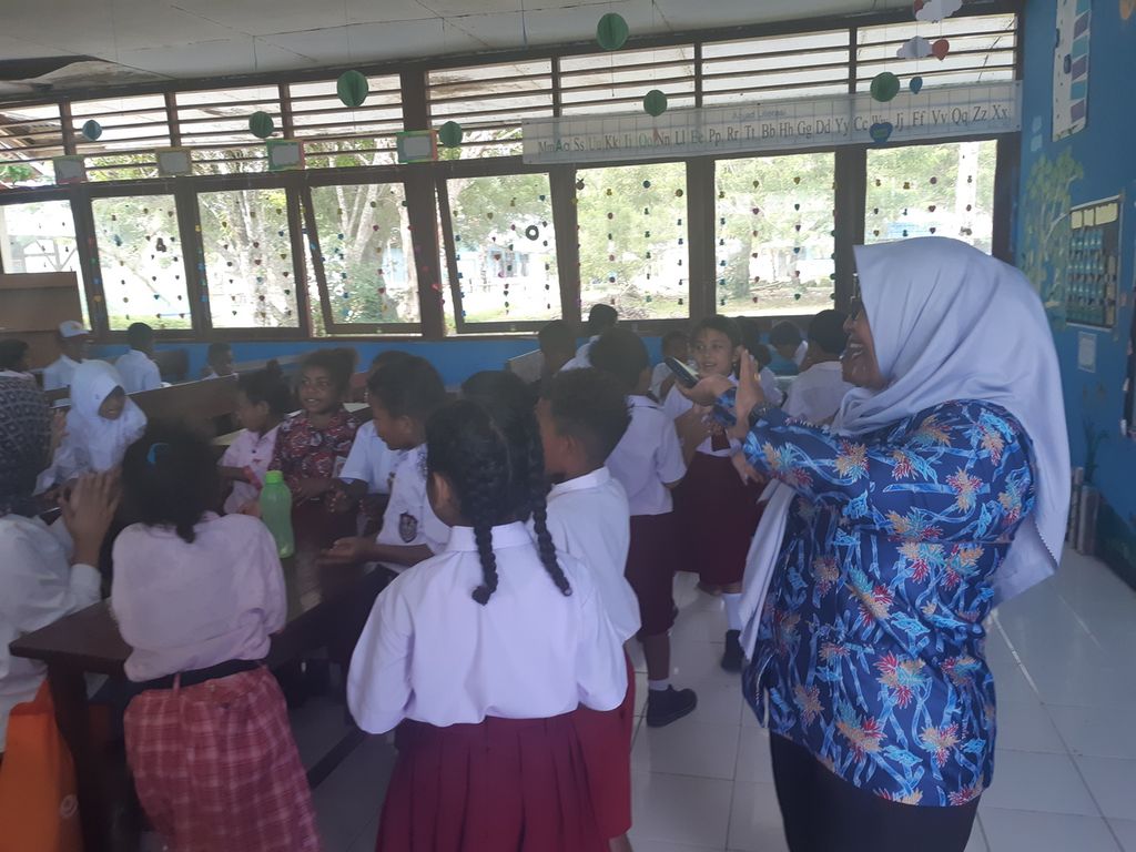 Gigih Setyorini, guru kelas 1 SD Pariem, Kabupaten Supiori, Papua, mengajak siswa belajar dengan rileks dengan menyanyi bersama. Anak-anak pun merasa lebih bahagia belajar dan senang berada di sekolah. Para guru mulai memperhatikan pendidikan yang mengutamakan anak lewat Gerakan Sekolah Menyenangkan.