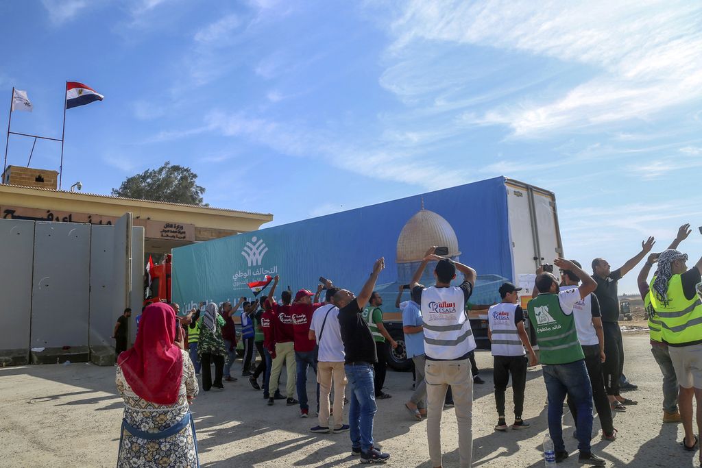 Truk pembawa bantuan bagi masyarakat Gaza siap berangkat dari Rafah, Mesir, 21 Oktober 2023.