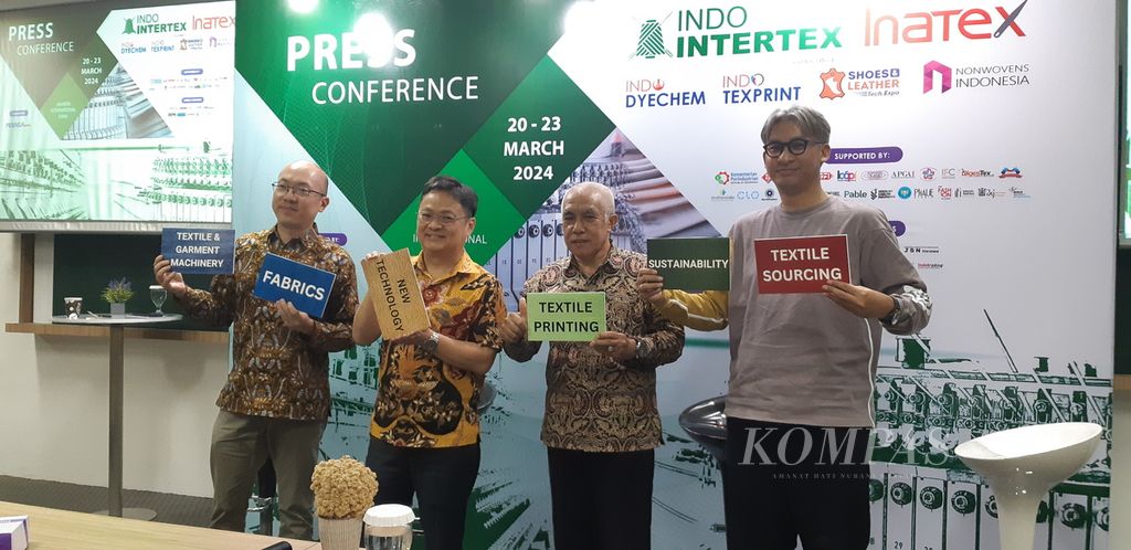 Foto bersama penyelenggara hingga asosiasi industri tekstil dan garmen seusai konferensi pers Pameran Mesin Tekstil dan Garmen Indo Intertex 2024 di Jakarta, Selasa (5/3/2024).