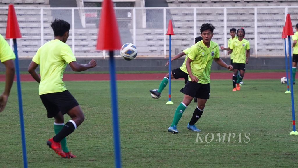 Suasana saat sesi latihan Tim Nasional U-19 di Stadion Madya Gelora Bung Karno, Jakarta, Selasa (21/6/2022). Timnas U-19 tengah mempersiapkan diri untuk Kejuaraan Piala AFF U-19 2022 di Indonesia pada awal Juli.