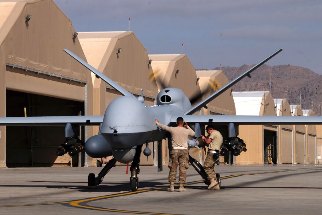Pasukan Angkatan Udara Amerika Serikat mempersiapkan pesawat nirawak MQ-9 Reaper di pangkalan udara Kandahar, Afghanistan, 9 Maret 2016.  Salah satu pesawat itu jatuh di Laut Hitam pada Selasa (14/3/2023).