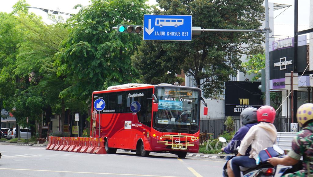 Armada dari Batik Solo Trans melintas di sepanjang Jalan Slamet Riyadi, Kota Surakarta, Jawa Tengah, Selasa (1/11/2022). 