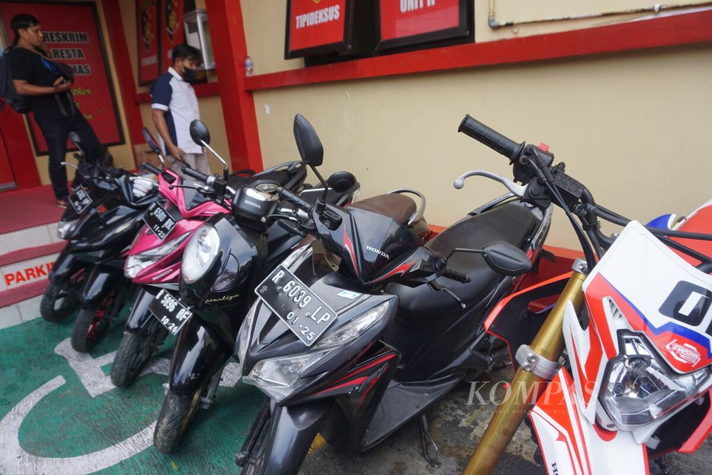 Sejumlah sepeda motor dibawa ke Kepolisian Resor Kota Banyumas setelah 16 orang yang tergabung dalam geng motor diringkus, Selasa (16/8/2022). 
