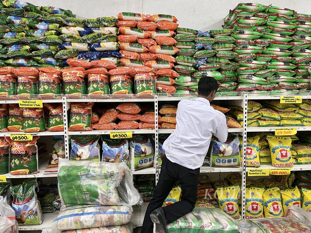 Petugas menata beras pusat perbelanjaan ritel di kawasan Karang Tengah, Kota Tangerang, Banten, Kamis (8/2/2024). Beras menjadi salah satu komoditas penyumbang inflasi bulan Januari 2024.