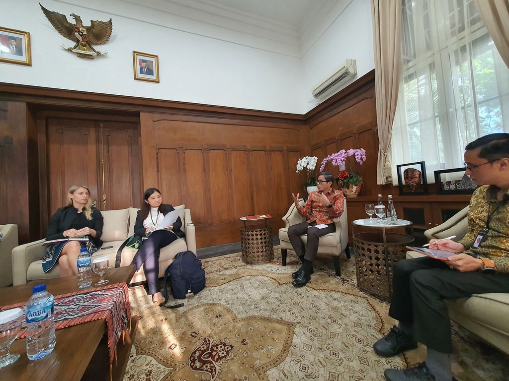 Deputy Minister of Foreign Affairs Pahala Mansury discussed with a number of national and foreign media leaders at the Ministry of Foreign Affairs Building, Monday (7/8/2023), regarding various cooperation in the supply of energy, food, green infrastructure, and innovative financing which will be the focus of the ASEAN Indo Pacific Forum which will be held in Jakarta 5-7 September 2023.
