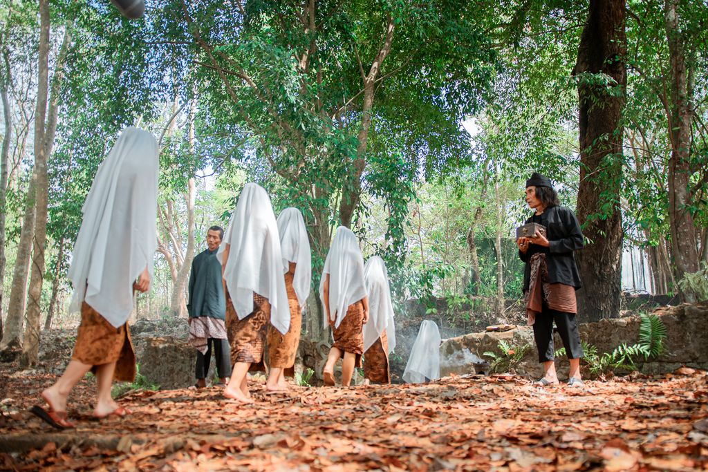Scene cuts from the horror film <i>Badarawuhi in Penari Village</i> which will be broadcast during the Eid holiday, April 11 2024. This film was directed by Kimo Stamboel and produced by MD Pictures.