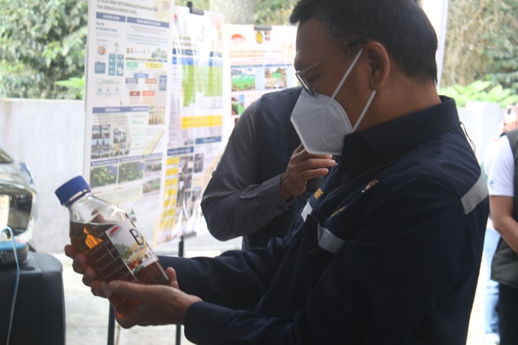 Menteri Energi dan Sumber Daya Mineral Arifin Tasrif melihat sampel bahan bakar B40 di Pos Pengamatan Gunung Api Tangkuban Parahu, Lembang, Kabupaten Bandung Barat, Jawa Barat, Selasa (1/11/2022).
