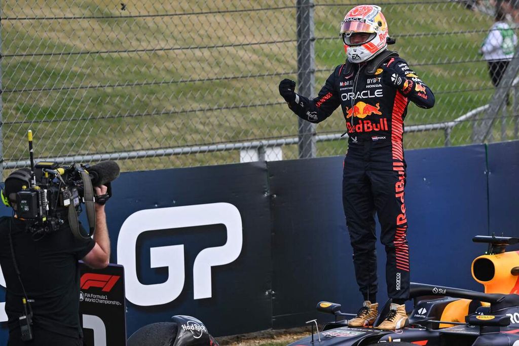 Pebalap tim Red Bull Racing Max Verstappen merayakan kemenangannya pada F1 seri Inggris di Sirkuit Silverstone, Inggris, Minggu (9/7/2023). 