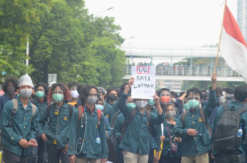 Mahasiswa Institut Teknologi Bandung (ITB) yang ikut aksi massa menolak <i>omnibus law </i>atau yang kini menjadi Undang-Undang (UU) Nomor 11 Tahun 2020 tentang Cipta Kerja.