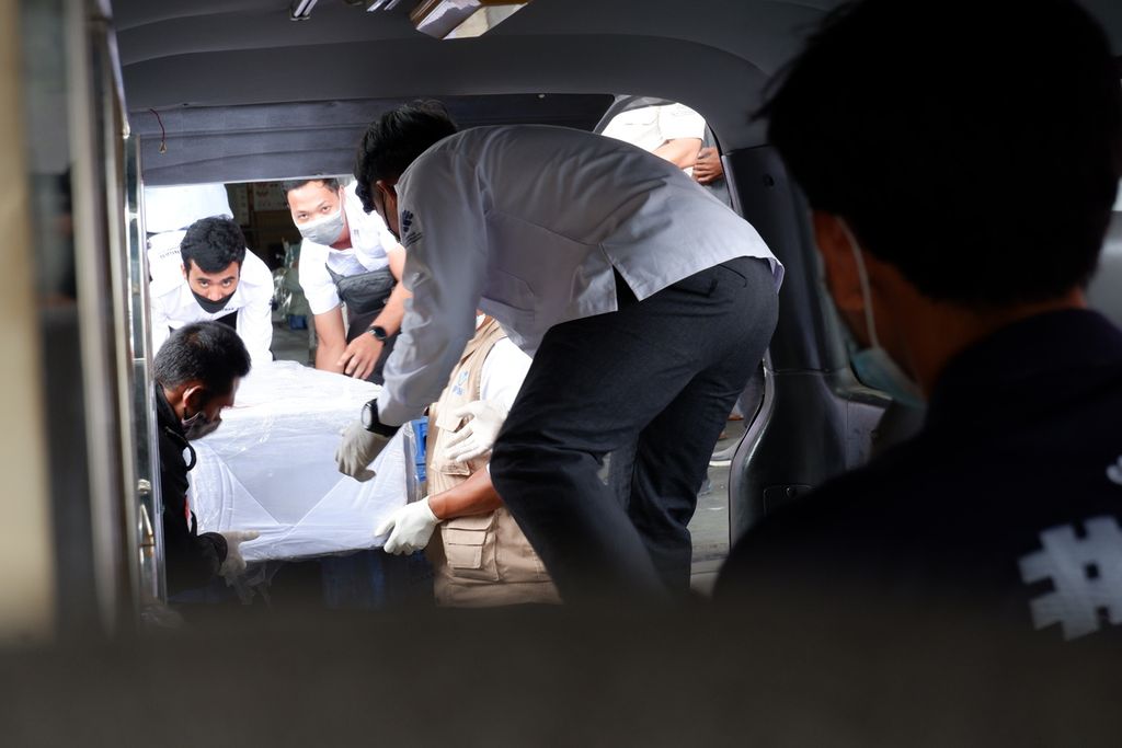Petugas menaikkan jenazah warga Lombok, Nusa Tenggara Barat, yang turut menjadi korban meninggal dalam kecelakaan kapal pengangkut pekerja migran Indonesia (PMI) ilegal di perairan Johor, Malaysia, ke ambulans begitu tiba di Bandara Internasional Lombok, Rabu (5/1/2022) sore. 