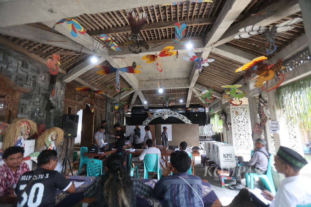 Petugas KPPS menghitung suara di TPS 013, Desa Krogowanan, Sawangan, Magelang, Jawa Tengah, Rabu (14/2/2024). 