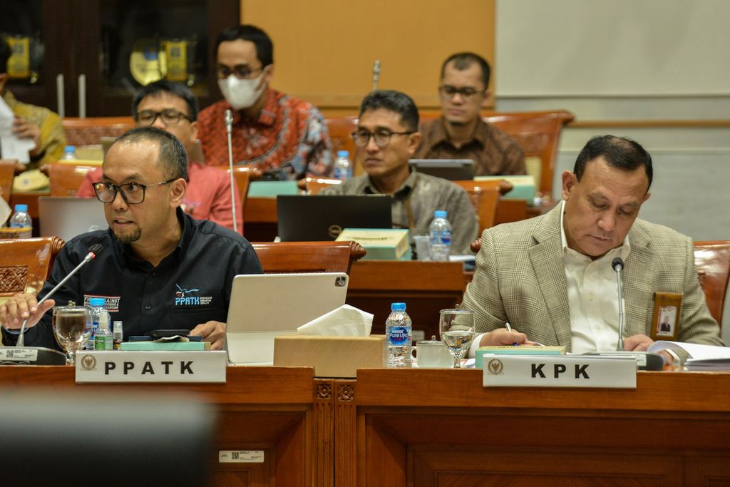 Ketua PPATK Ivan Yustiavandana (kiri) menanggapi pertanyaan salah satu anggota DPR Komisi III ditemani Ketua Komisi Pemberantasan Korupsi (KPK) Firli Bahuri (kanan) di Kompleks Parlemen, Jakarta, Rabu (7/6/2023). 