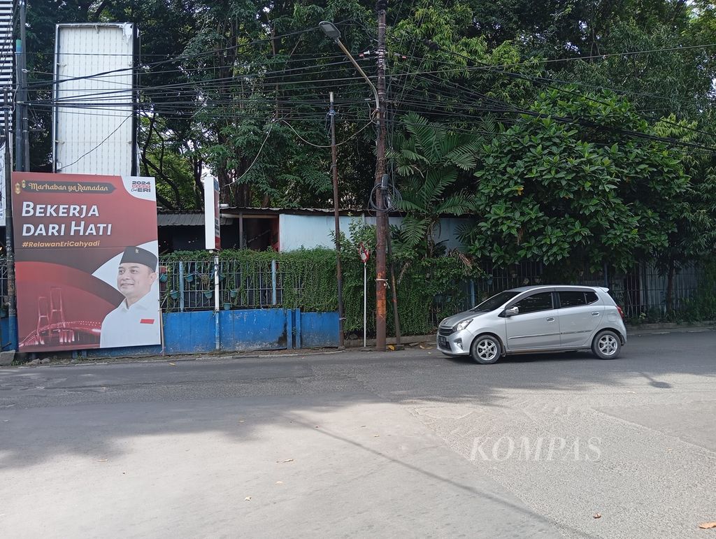 A large poster of Surabaya's Mayor Eri Cahyadi was seen at the intersection of Jalan Karah and Jalan Karah Agung in Surabaya, East Java on Monday (April 29, 2024). Eri Cahyadi is currently popular for running again in the regional head election.